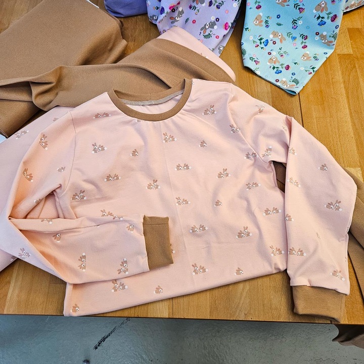 Immagine prodotto Stoffrestposten Jersey di cotone - Piccoli coniglietti su rosa tenue - Quantità minima: 1 metro