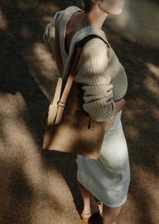 Immagine prodotto Qwstion Flap Tote Medium – Sand - Sand (14 l)