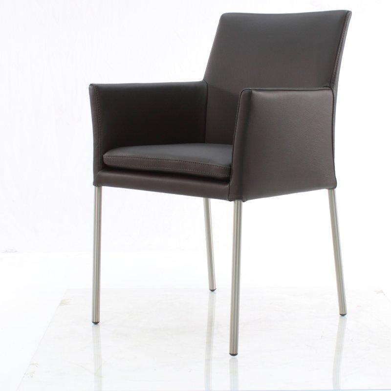 SIX, Stühle, Ein stabiler und wertiger Lederstuhl mit Armlehnen und gebürsteten Edelstahl Füssen.