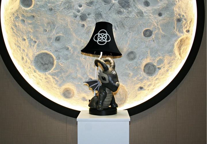 Produktbild Happy Lamps Black Dragon der Drache, LED Tischleuchte, handgefertigt (450 lm)