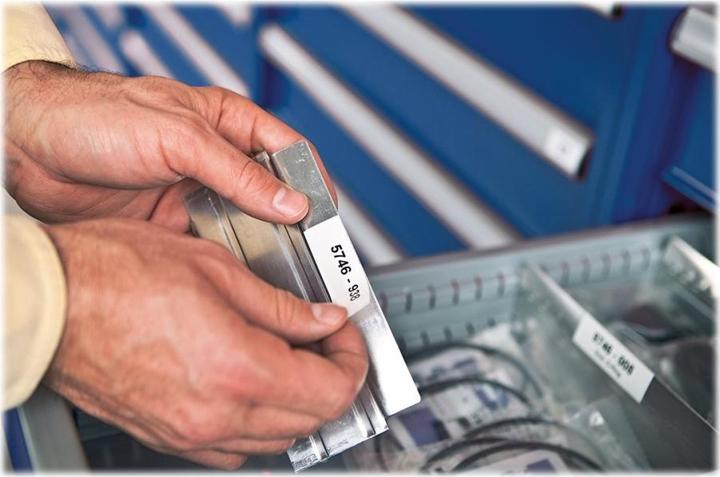 Productafbeelding Dymo Rhino vinyl tape, zwart (1.90 cm, Wit)