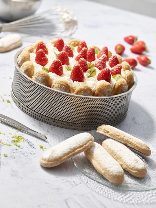 Actual product image de Buyer Cake Tin Stainless Steel Perforated Abn. Bottom 24x6.5 (25.50 cm)