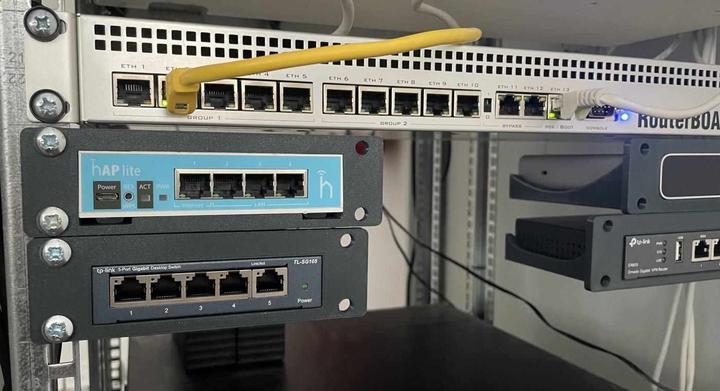 Actual product image OEM TP-LINK drō¾ák do 10"/19" racku pro OC200/SF1005xx/SG105xx/SG1005xx