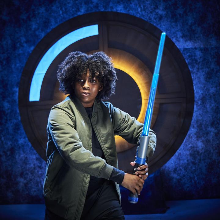 Actual product image Star Wars Lightsaber Forge Kyber Core Cal Kestis, blaues individualisierbares elektronisches Lichtsc