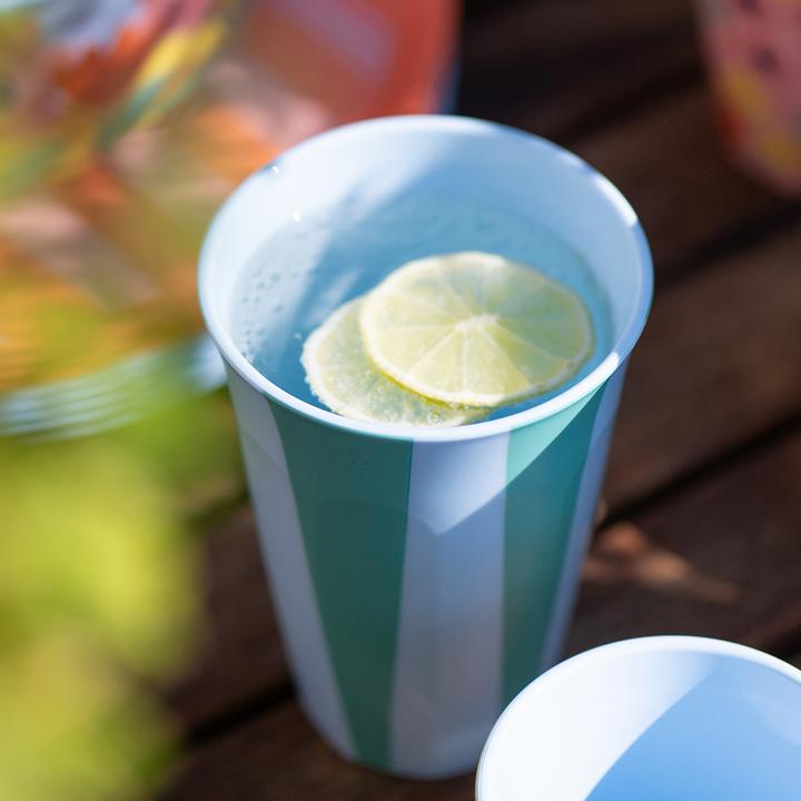 Produktbild Koziol Trinkbecher Nora L Stripes 450 ml, 1 Stück, Sweet Blue (0.45 l, 1 x)