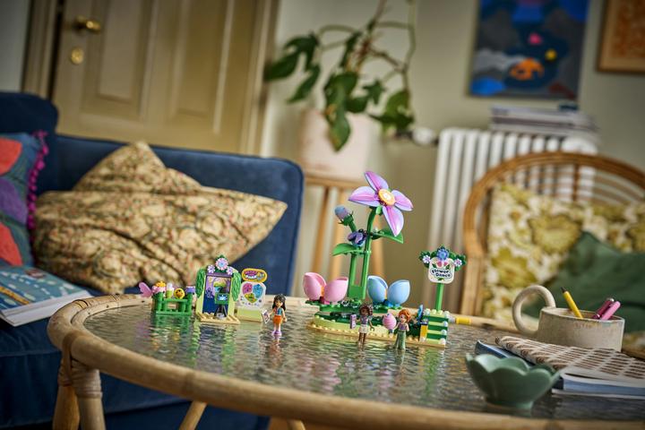 Produktbild LEGO Feentassen-Karussell mit Blumendeko (42702, LEGO Friends)
