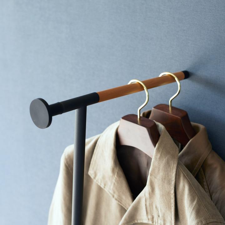 Actual product image Yamazaki Lehnender Kleiderständer zum Dampfbügeln TOWER