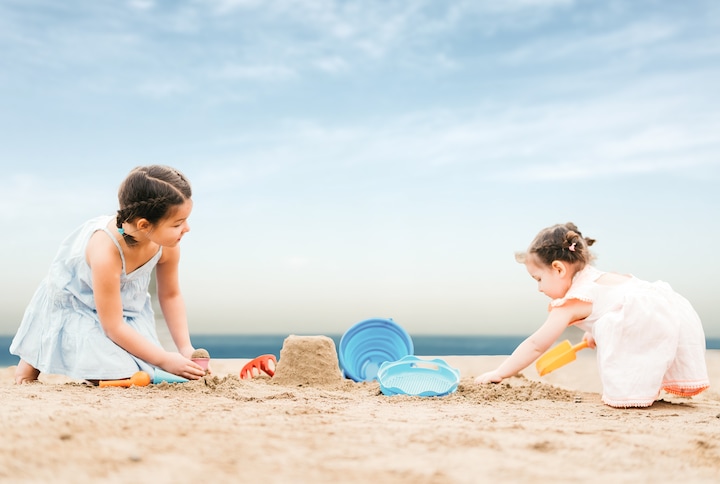 Actual product image Schildkröt Sand Toys folding bucket set red 9x22 cm, 7 parts, bucket 3l, sieve, accessories, from 18 months