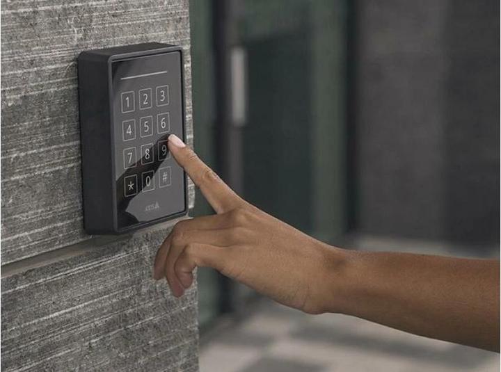 Actual product image Axis Multireader A4120-E RFID with number pad