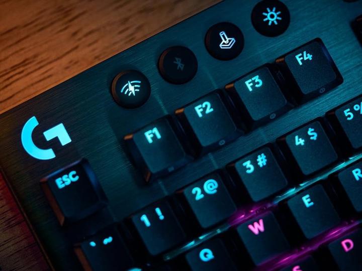 Produktbild Logitech G915 X Lightspeed Tkl Wrls G Kb (Englisch International, Kabelgebunden, Kabellos)