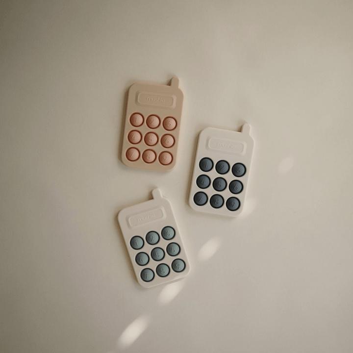 Produktbild Mushie Phone Druckspielzeug Cambridge