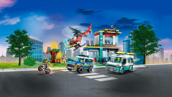 Actual product image LEGO 60371 Rescue Vehicle Headquarters (60371, LEGO City)