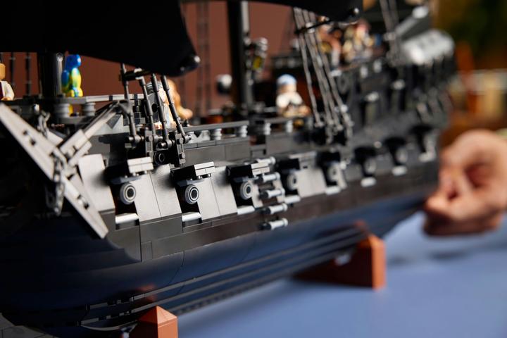 Image du produit LEGO Le bateau pirate du capitaine Jack Sparrow (10365, LEGO Icons)