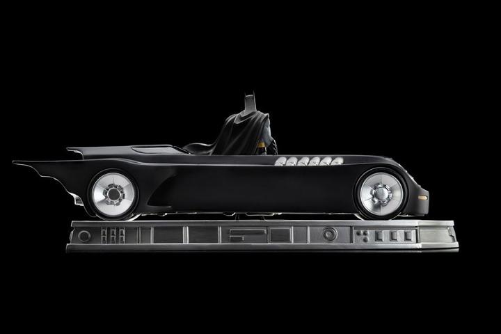 Actual product image Iron Studios BATMAN ANIMATED - Batman et Batmobile - Statuette ArtScale Deluxe 1/10