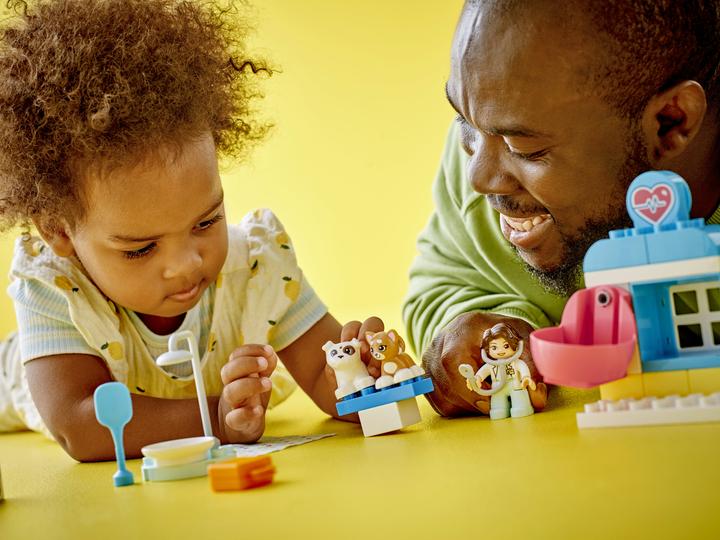 Actual product image LEGO DUPLO visit to the veterinary clinic (10438)