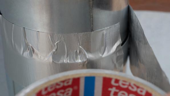 Produktbild tesa Aluminiumband, selbstklebend, für Reparaturen von metallischen Oberflächen (50 mm)