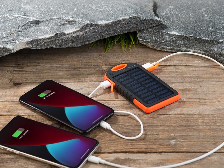 Image du produit Pearl Banque d'énergie solaire avec lampe de poche (3000 mAh, 5 W, 11.10 Wh)