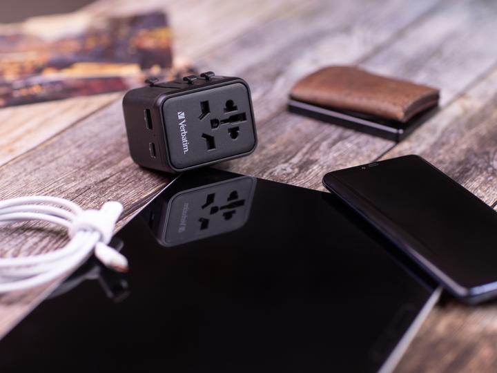 Actual product image Verbatim Universal Travel Adapter with 1 x USB-C PD 20W / 1 x USB-A QC 3.0