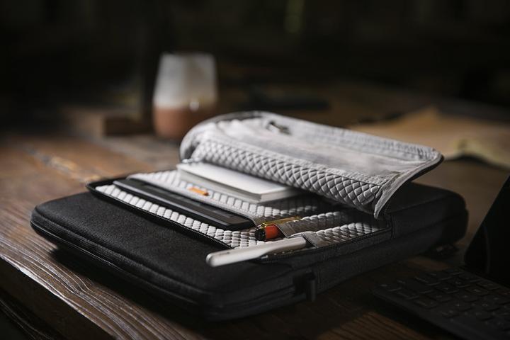 Produktbild tomtoc H13 (9.7-11") Tablet Sleeve (iPad Air 2014 (2. Gen), iPad Pro 11 2020 (2. Gen), iPad Pro 10.5 2017 (1. Gen), iPad Pro 10.5 2019 (2. Gen), iPad Pro 11 2018 (1. Gen), iPad Air 2020 (4. Gen), iPad Air 2022 (5. Gen), iPad Air 2019 (3. Gen))