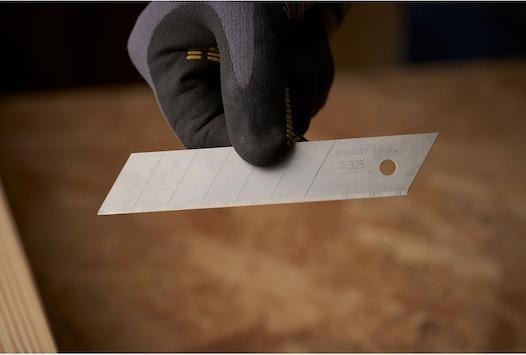 Actual product image Stanley Snapoff blades 111325 Gr.25mm L.110mm Thickness 0,7mm straight 7 snapoff segments (Replacement blade)