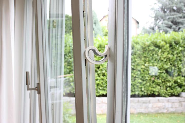 Actual product image Stoppy Door Lock 10 x 5.5 x 2 cm, White