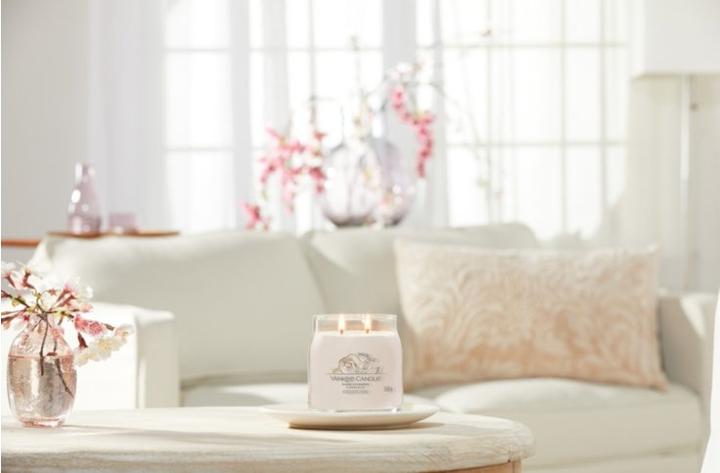 Actual product image Yankee Candle Warm Cashmere Signature Medium Jar Scented Candle