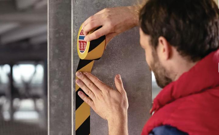 Productafbeelding tesa PVC waarschuwingsband geel / zwart (50 mm)