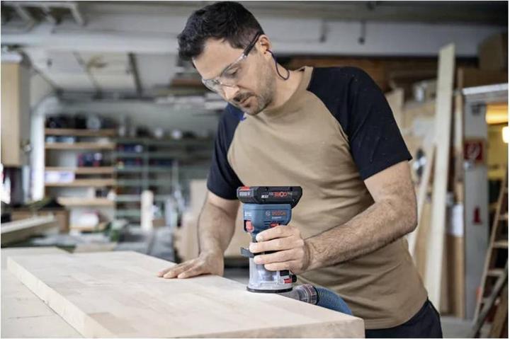 Productafbeelding Bosch Professional Kantenfrees GKF 18V-8 Professional solo, 18Volt (blauw/zwart, zonder accu en lader)