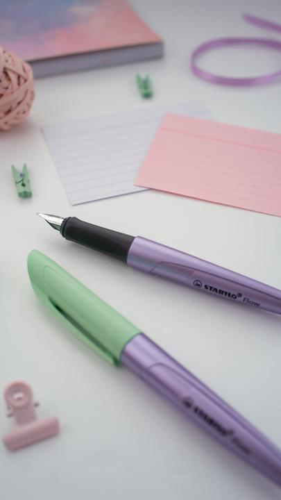 Produktbild STABILO Flow COSMETIC Füller (Green, Violet, 1 x)