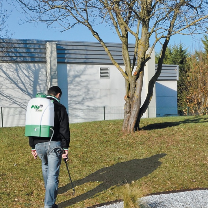 Produktbild Ribimex PILA 16 Batteriebetriebene Sprühpumpe auf Rädern 16 Liter 12 V8 Ah (16 l)