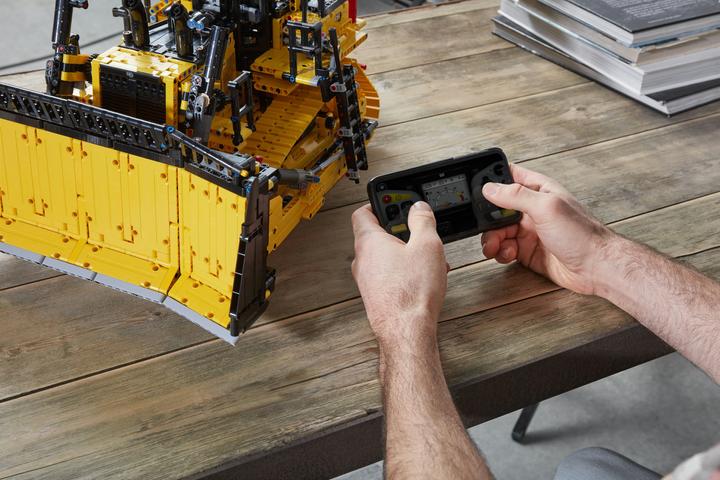 Produktbild LEGO Cat D11 Bulldozer (42131, LEGO Technic)