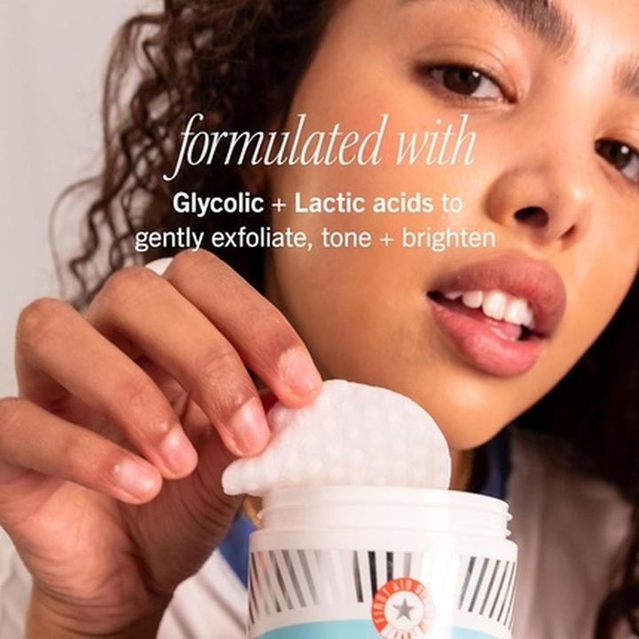 Produktbild First Aid Beauty Facial Radiance Daily Exfoliating Pads with AHA (Reinigungspeeling)