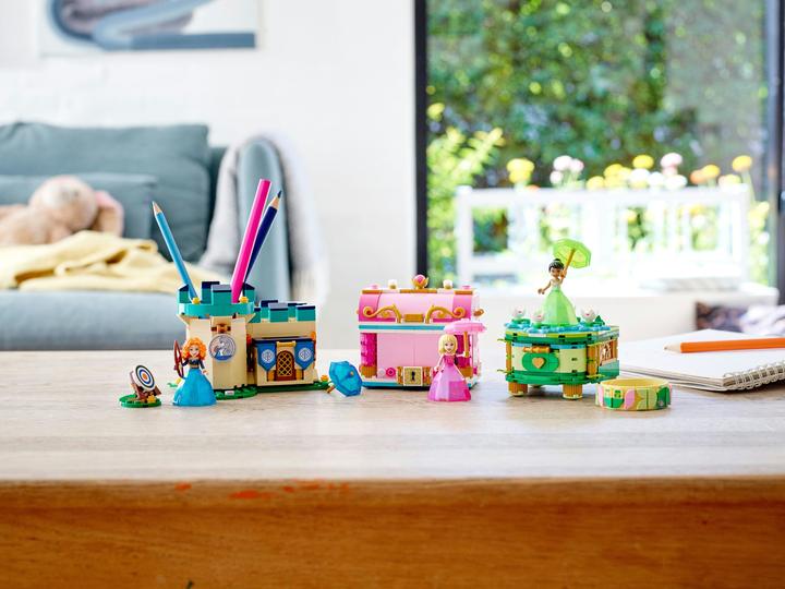 Actual product image LEGO Aurora's, Merida's and Tiana's magic works (43203, LEGO Disney)