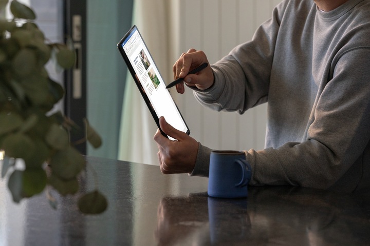Produktbild Microsoft Surface Pro X (4G, 13", 256 GB, Matte Black)