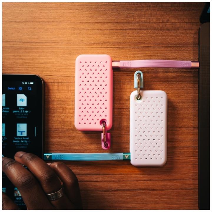 Actual product image Verbatim Pocket SSD 1TB Wht/Blue 2x Slvs (1 TB)