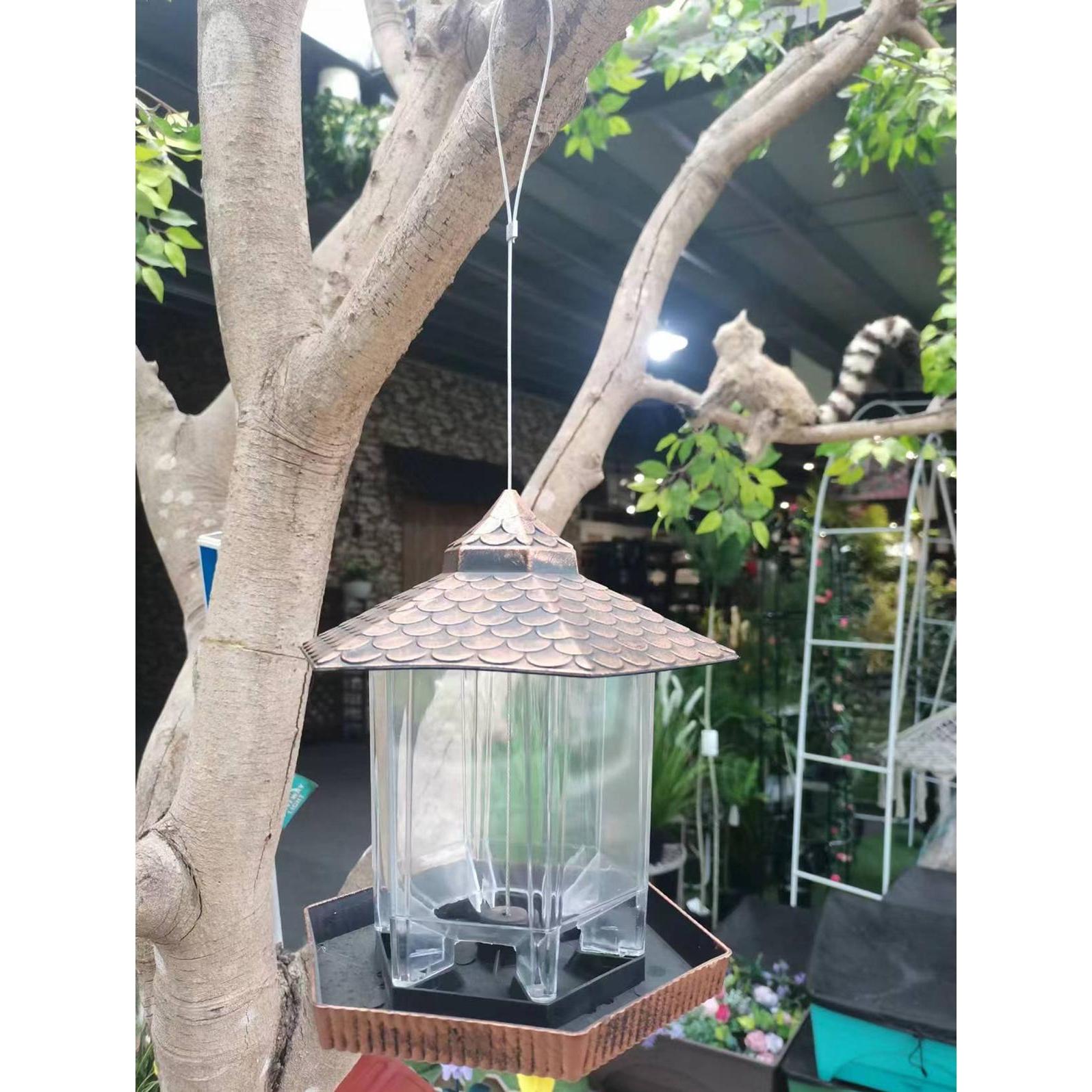 Thumbnail - HTI-Living Vogelfutterhaus Nessa Metallic Gold mit Solarpanel, Vogelhaus