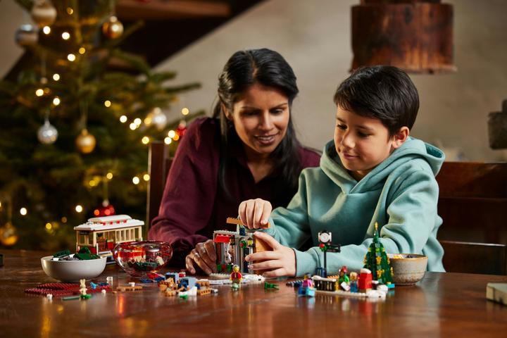 Image du produit LEGO La rue principale décorée pour Noël (10308, LEGO difficiles à trouver)