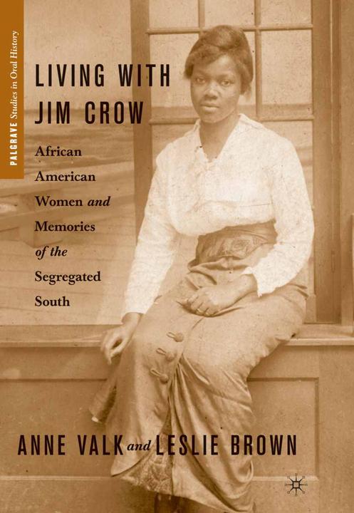Produktbild Living with Jim Crow: African American Women and Memories of the Segregated South (Englisch, A. Valk, L. Brown, 2011)