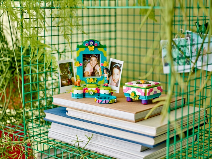 Actual product image LEGO Mirabel's photo frame and jewellery box (43239, LEGO Disney)