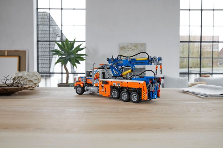 Actual product image LEGO Technic 42128 Heavy tow truck (42128, LEGO Technic)