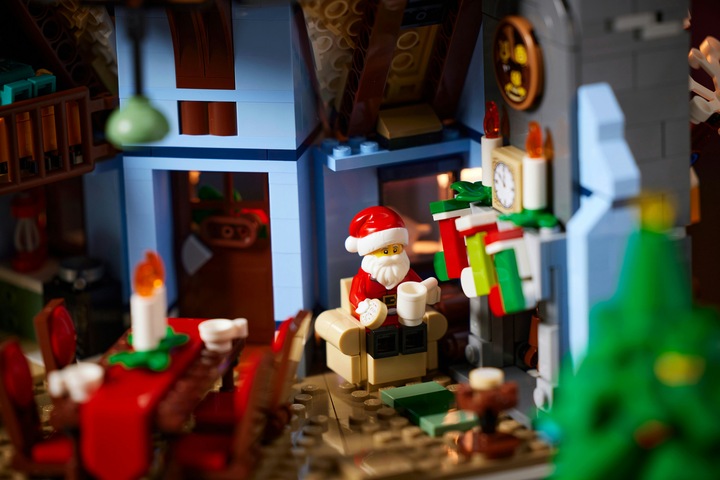 Actual product image LEGO Visit of Santa Claus (10293, LEGO Creator Expert, LEGO Rare Sets)