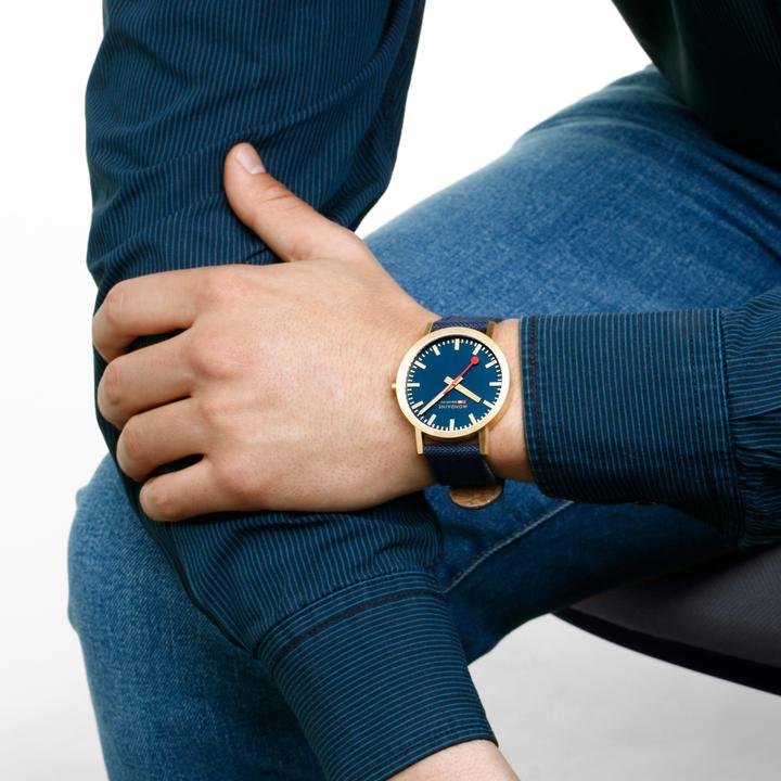 Actual product image Mondaine Classic - von der Natur inspiriert - Ip Gold (Analogue wristwatch, 40 mm)