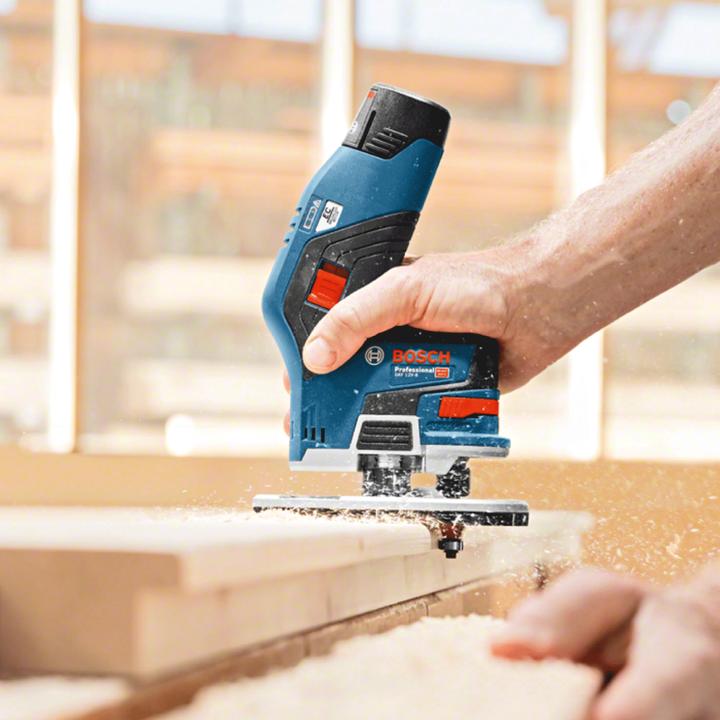 Produktbild Bosch Hausgeräte Akku-Kantenfräse GKF 12V-8 12 V / 2x 2,0 Ah Akku + Ladegerät inkl. 2x Fräser in L (Kantenfräse)