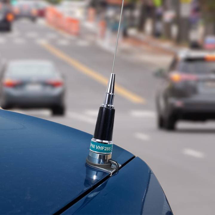 Produktbild PNI VHF285-Antennenpaket für Taxi 134-174 MHz und T941-Antennenmontagehalterung am Kofferraum