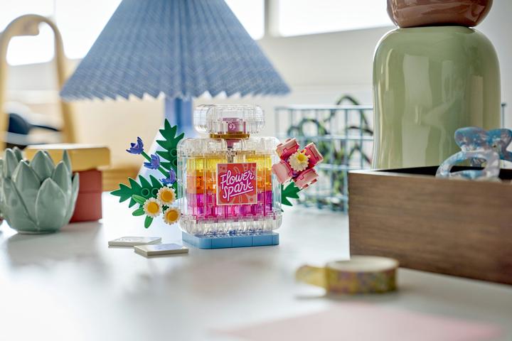 Produktbild LEGO Parfümflasche mit Blumendeko