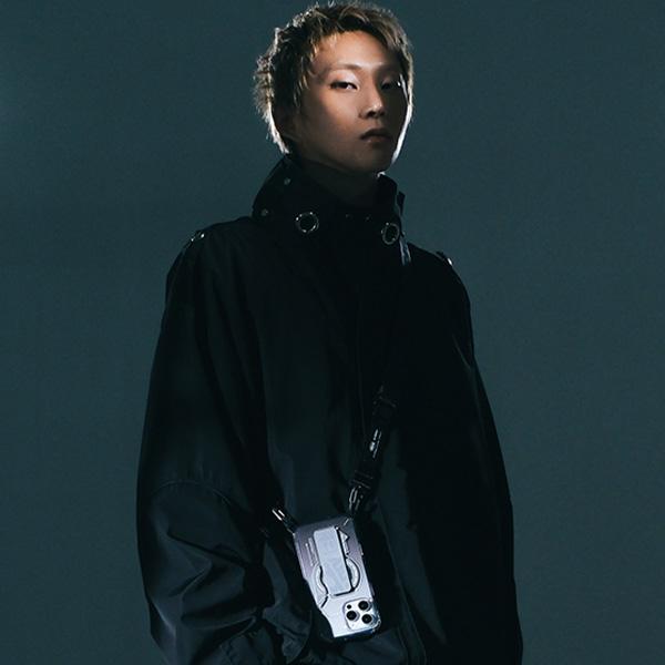 Actual product image Skinarma case Helio iPhone 16 Pro Max 6.9" Magnetic Charging + Grip Stand titanium (Apple iPhone 16 Pro Max)