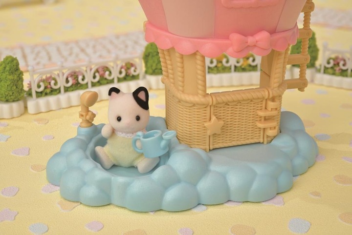Actual product image Sylvanian Families Balloon playhouse with figure