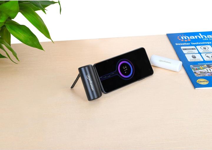 Produktbild Manhattan Powerbank 5000 mAh mit integriertem USB-C-Stecker 10W zur Nutzung als Handyhalterung mit L (5000 mAh, 10 W, 18.50 Wh)