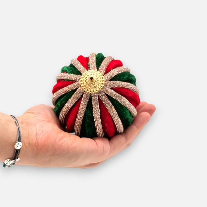 Actual product image Mon Chouchou Weihnachtskugel Samt rot grün gold