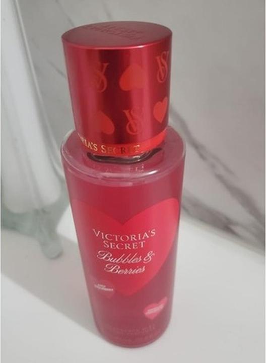 Image du produit Victoria's Secret Bubbles & Berries Fragrance Mist Dream Date (250 ml, Spray parfumé pour le corps et les cheveux)